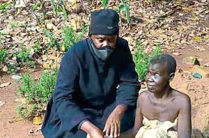 Der Pfarrer unterstützt Arme und Bedürftige in Uganda.  Foto: Gerald