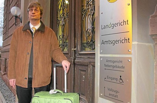 Klaus Schön und sein grüner Rollkoffer. Der Rechtsanwalt ist zuversichtlich, genug Munition im Trolley zu haben, um das Urteil anfechten zu können.  Foto: Rath
