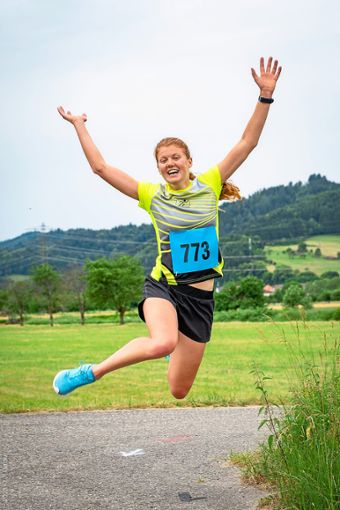 Die Freude der Läufer über den Sommerlauf war sichtlich wie hier bei Linda Detering vom LAC Freiburg. . Fotos: Roadrunners Südbaden Foto: Lahrer Zeitung
