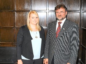 Die neue Höfener Standesbeamtin Jessica Schlecht zusammen mit Bürgermeister Holger Buchelt. Foto: Ziegelbauer Foto: Schwarzwälder-Bote