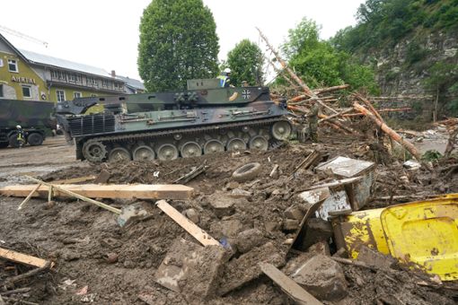 Ein Leopard-Bergepanzer der Bundeswehr ist in Schuld im Einsatz, um Schutt zu räumen. Die Gemeinde im Kreis Ahrweiler wurde von dem Unwetter stark in. Mitleidenschaft gezogen. Der Männergesangverein (MGV) Schwarzwaldlust spendet nun 2000 Euro für den Ort.  Foto: Frey