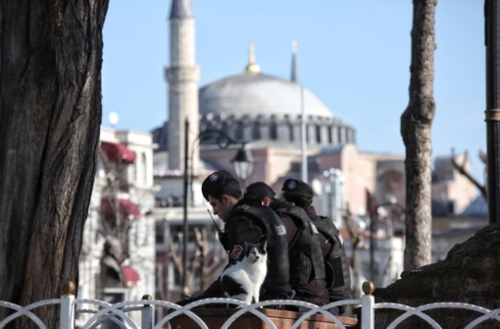 Türkische Polizisten sichern die Umgebung der Hagia Sophia und der Blauen Moschee – ein Selbstmordattentäter der Terrormiliz IS hat im historischen Zentrum Istanbuls mindestens acht Deutsche mit sich in den Tod gerissen.