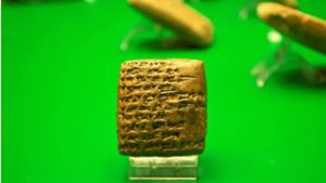 Kleine Tontafel mit Keilschriftzeichen aus dem antiken Mesopotamien. Foto: AFP/Hussein Kaleh