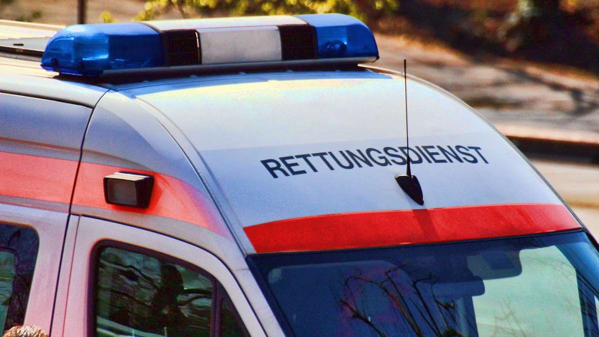 Motorrad kracht in Auto: Zwei Schwerverletzte nach Unfall zwischen Neuweiler und Bitz