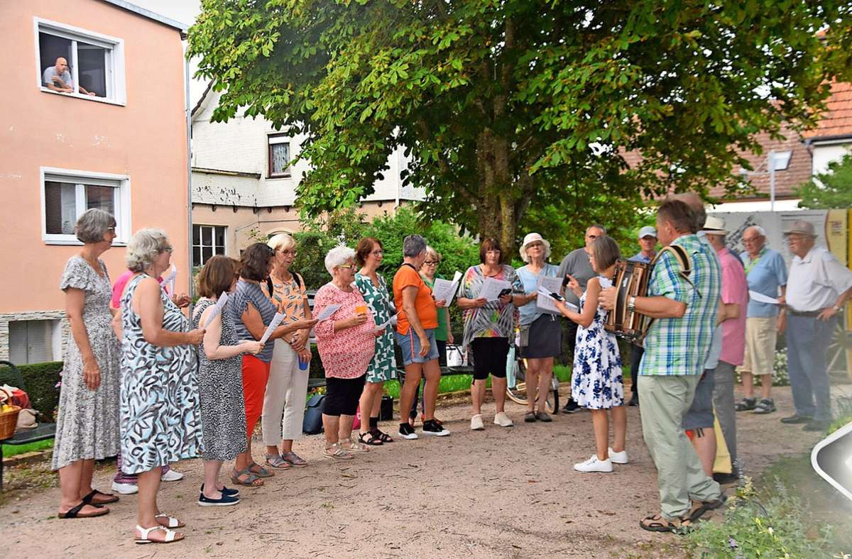 „Bänklehopp“ in Dornstetten: Sänger ziehen tanzend durch die Stadt