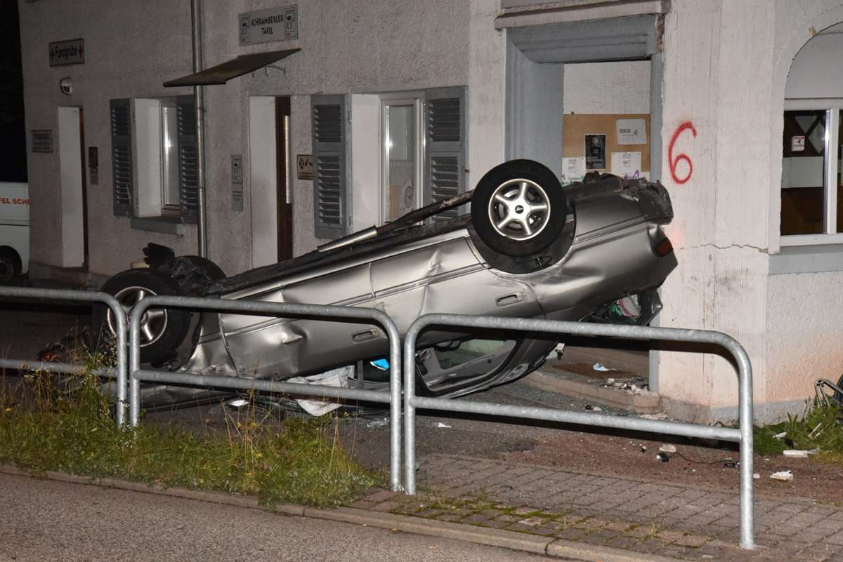 Spektakulärer Unfall in Schramberg: Auto überschlägt sich nach Tunnel und sorgt für Einsturzgefahr an Haus
