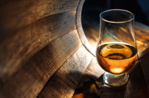 Bernsteinfarben leuchtet die Whisky-Probe im bauchigen Nosing-Glas. Foto: razoomanetu - stock.adobe.com