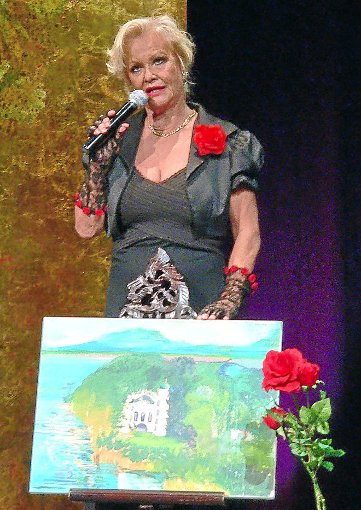 Verblüffende Ähnlichkeit: In ihrem Soloprogramm spielt Dorit Gäbler gekonnt Hildegard Knef.  Foto: Bechtle Foto: Schwarzwälder-Bote