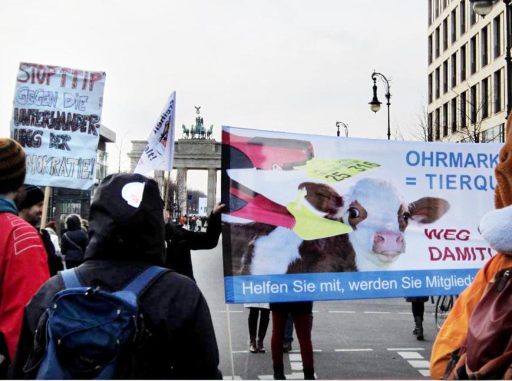 Weg mit den Ohrmarken: Mit großen Plakaten macht der Uria-Verein vor dem Brandenburger Tor auf seine Ziele aufmerksam.