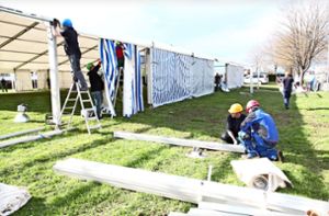 Rund 100 Helfer waren beim Aufbau des Festzelts und beim Einrichten auf der Vollmaringer Lachawiese im Dienst. Foto: Feinler