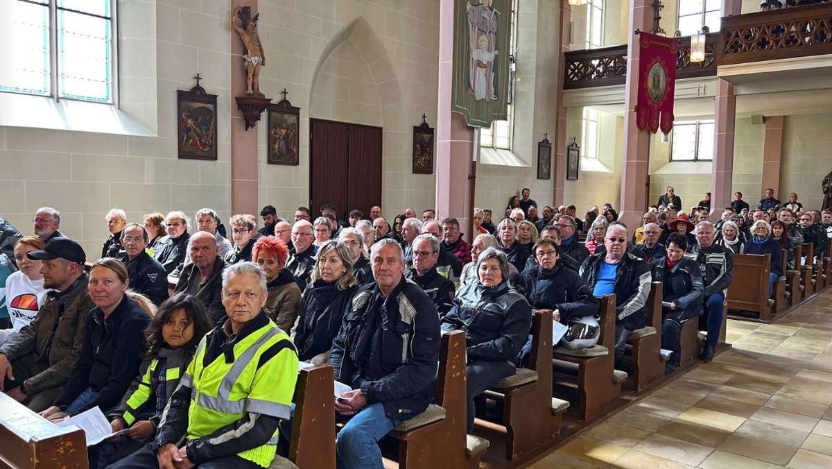 Motorrad-Gottesdienst: Biker füllen die Reihen in der Vollmaringer  Kirche