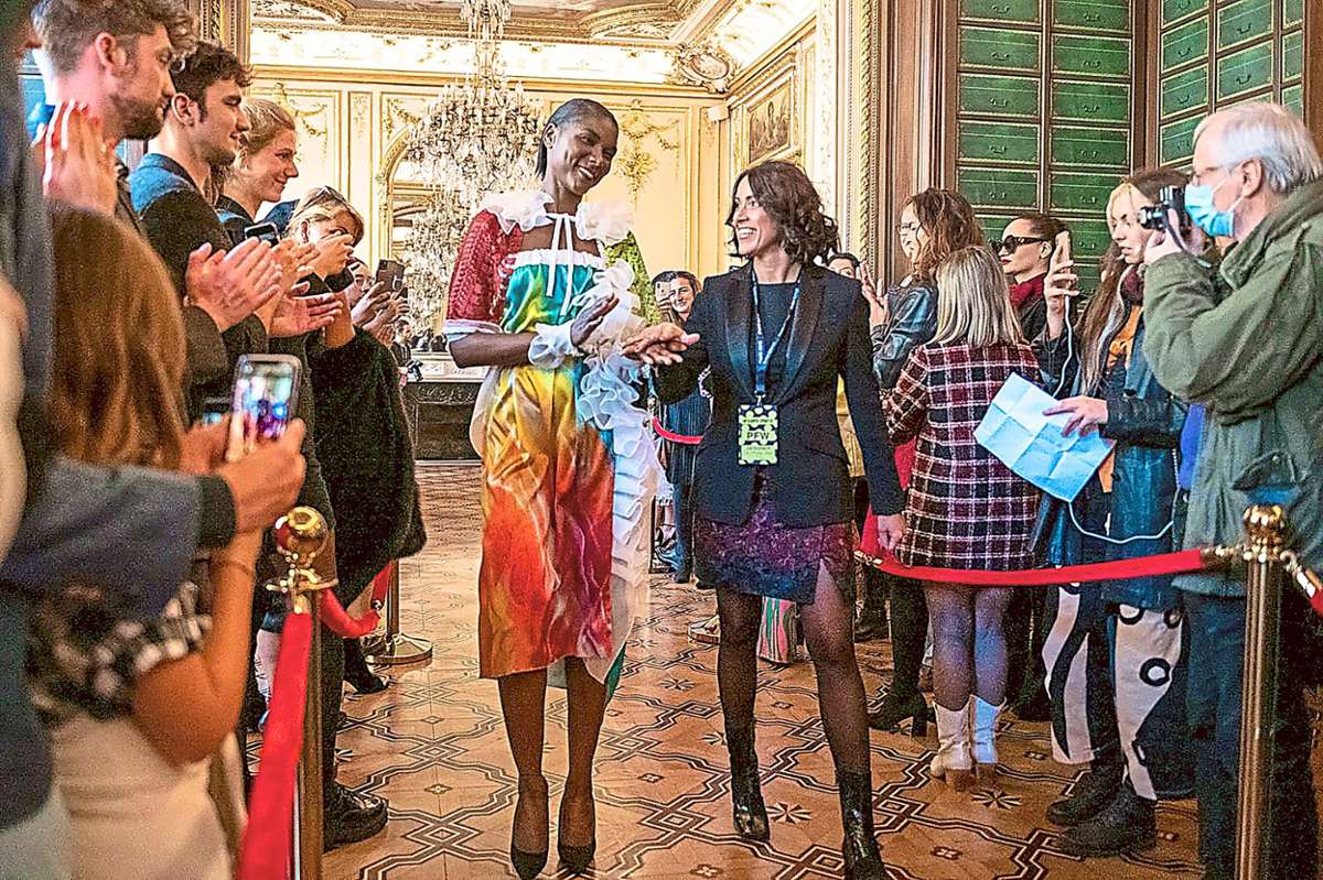 Beifall vom internationalen Publikum der Pariser Modewoche: Evgeniya Scherer (rechts) schreitet mit einem Model, das eine ihrer Kreationen trägt, über den Laufsteg.