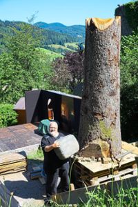Jürgen Clever mit einem Requisitenstein  vor dem  Baum, den der Bauhof aufgestellt hat. In ihm soll das Glasmännlein wohnen.   Foto: Reinhard Foto: Schwarzwälder Bote