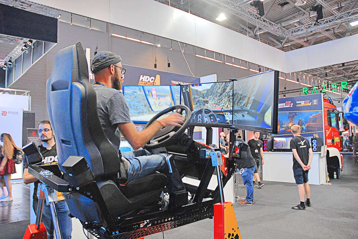 Spielspaß im Schleudersitz: Realistisches Geruckel   macht das virtuelle Lasterfahren im rauen Gelände zum echten Erlebnis.