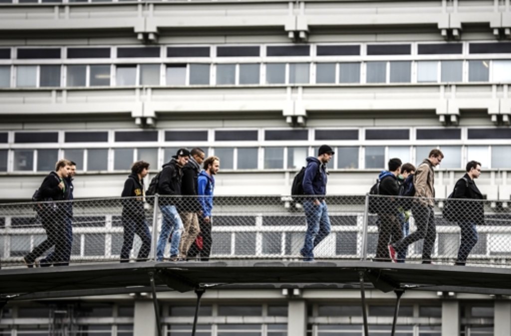 Studenten auf dem Weg in die Hörsäle am Vaihinger Campus: Allein an der Uni Stuttgart sind zum Wintersemester 2013/14 rund 25.000 Studenten eingeschrieben. Foto: Leif Piechowski