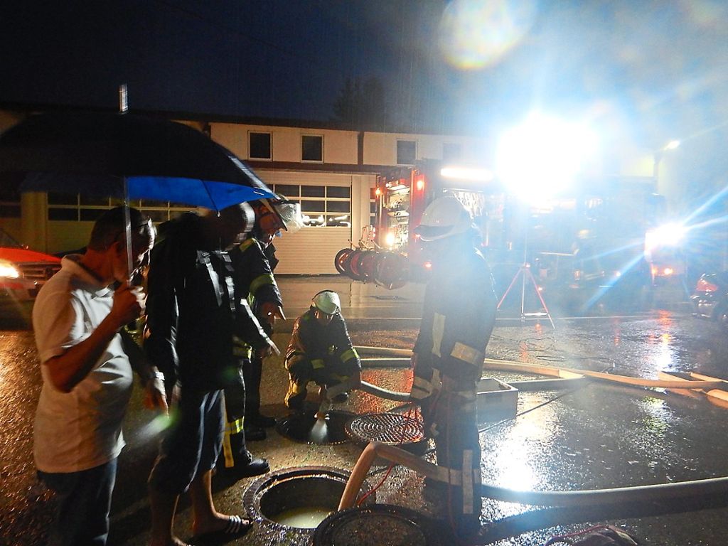 Um die Wassermassen zu beseitigen, musste die Freiwillige Feuerwehr die  Schachtdeckel heben und  Kanaleinläufe säubern.