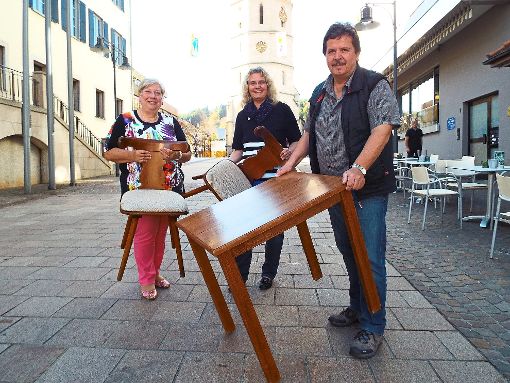 Sammeln gute gebrauchte Möbel für das geplante Sozialkaufhaus (von links): Heide Bartholomae, Nathalie Hahn und Peter Blechmann. Foto: Ungureanu