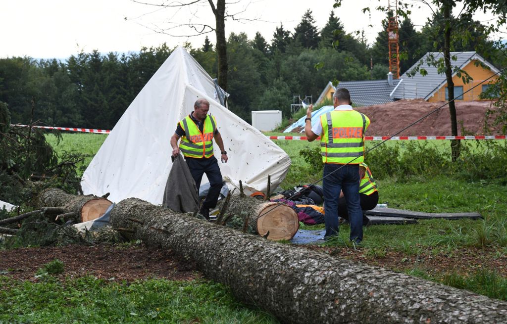 Polizisten nehmen Anfang August in Rickenbach ein ramponiertes Zelt in Augenschein.