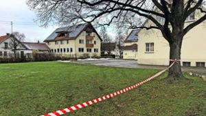 Spuren auf dem Rasen hinter der Ostdorfer Halle sorgen für Ärger