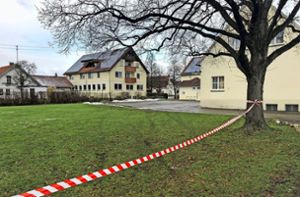 Fahrzeugspuren auf der Rasenfläche hinter der Ostdorfer Halle verärgern nicht nur den Ortsvorsteher. Foto: Haug/Haug