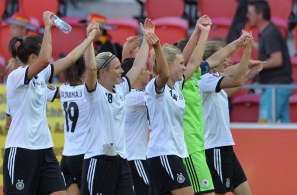 Deutschlands Fußball-Frauen haben es geschafft. Mit einem 1:0-Sieg über Italien erreichte das Team von Silvia Neid das EM-Halbfinale gegen Gastgeber Schweden durch ein Tor von Simone Laudehr. „Das war total klasse“, sagte die Bundestrainerin.