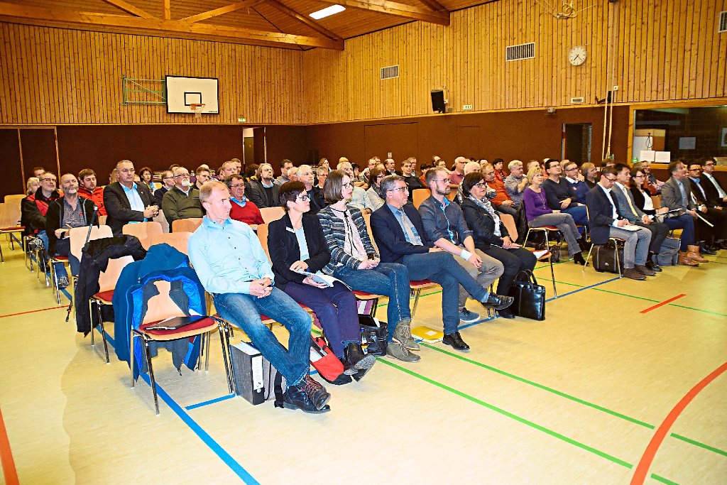 Gut besucht ist die Informationsversammlung zum Schlichem-Hochwasserschutzkonzept in Ratshausen. Fotos: Visel