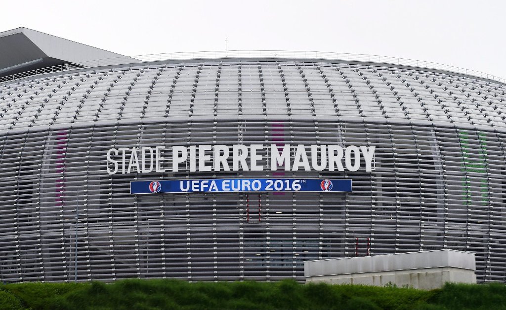 Im Stade Pierre-Mauroy in Lille regiert während der Erstliga-Saison der OSC Lille. 2012 wurde der Stadion-Neubau fertiggestellt. Das Stade Pierre-Mauroy verfügt über ein schließbares Dach. Gleich in seiner ersten Partie im EM-Turnier trifft Deutschland hier auf die Ukraine. 50.083 Zuschauer finden hier Platz.