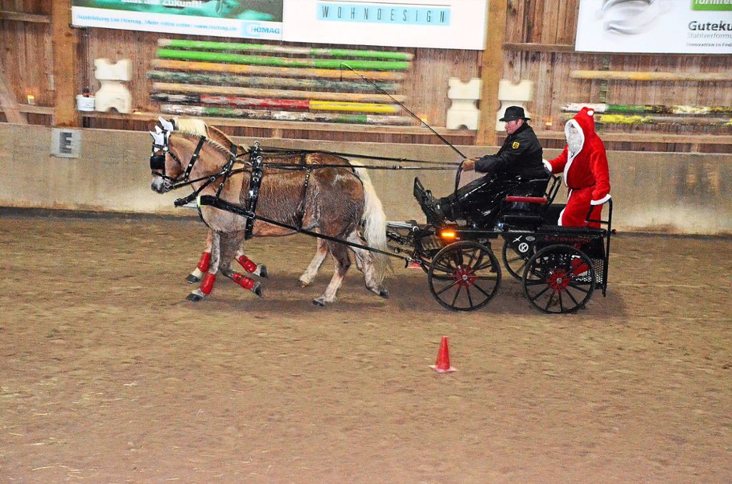 Gespannfahrer Sven Genkinger drehte mit dem Nikolaus zuerst einmal einige Runde in der Halle.  Fotos: Schwark