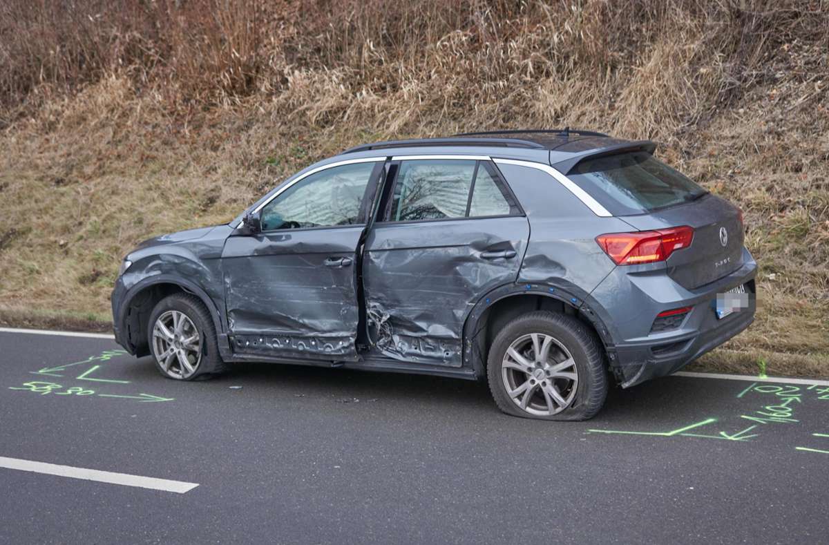 Der graue Volkswagen: Die Seite ist völlig eingebeult, die Airbags sind aufgegangen