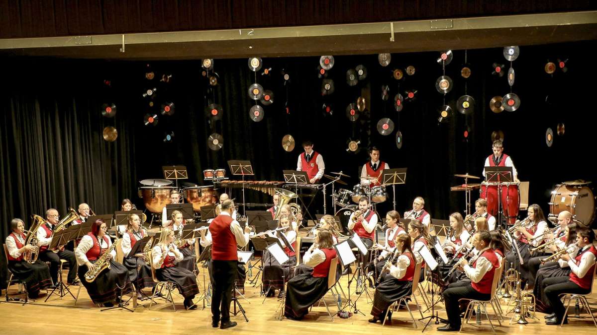 Schonacher Kurkapelle: Orchester begeistert  mit Evergreens