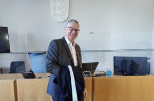 Zum letzten Mal das weiße Hemd, die Robe hat er schon abgelegt: Amtsgerichtsdirektor Wolfgang Heuer befindet sich nun im Ruhestand. Foto: Cools