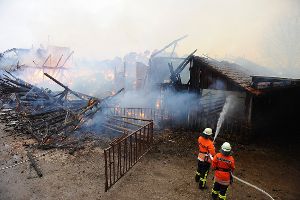 In Ehningen (Landkreis Böblingen) ist ein Kuhstall in Flammen geraten und völlig niedergebrannt. Menschen seien bei dem Feuer nicht verletzt worden. Wie viele Kühe verendeten, ist noch unklar, so die Polizei. Foto: Oskar Eyb