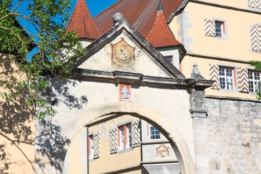Wappenpracht am Eingang zum Schlosshof. Foto: Beiter Foto: Beiter