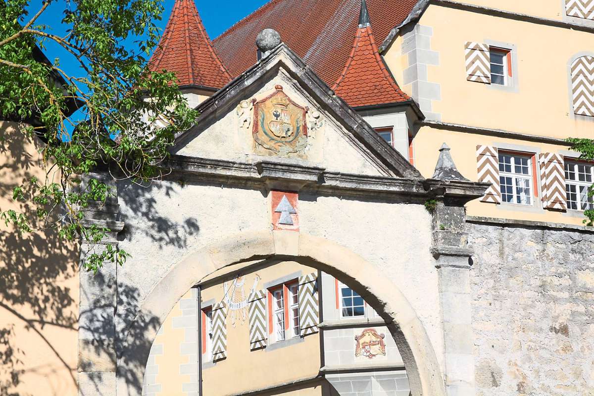 Wappenpracht am Eingang zum Schlosshof. Foto: Beiter