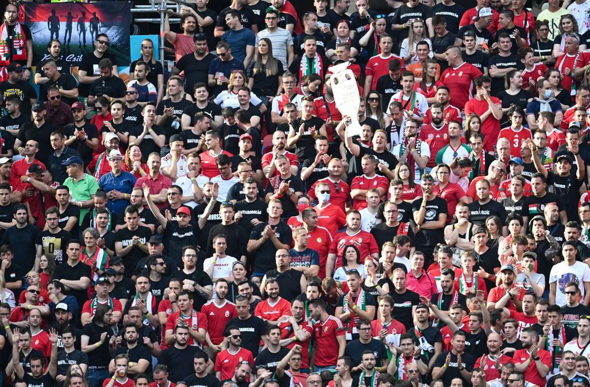 Bilder aus Vor-Corona-Zeiten: Über 60.000 Fans bei der EM 2021 in Budapest. Foto: dpa/Robert Michael