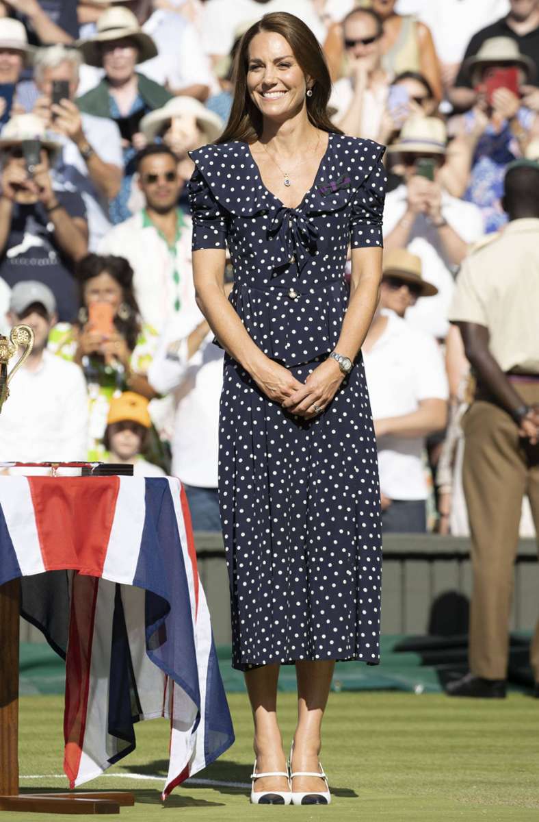 2022: Herzogin Kate verteilt in Wimbledon Pokale – in einem dunkelblauen Pünktchen-Kleid von Alessandra Rich.