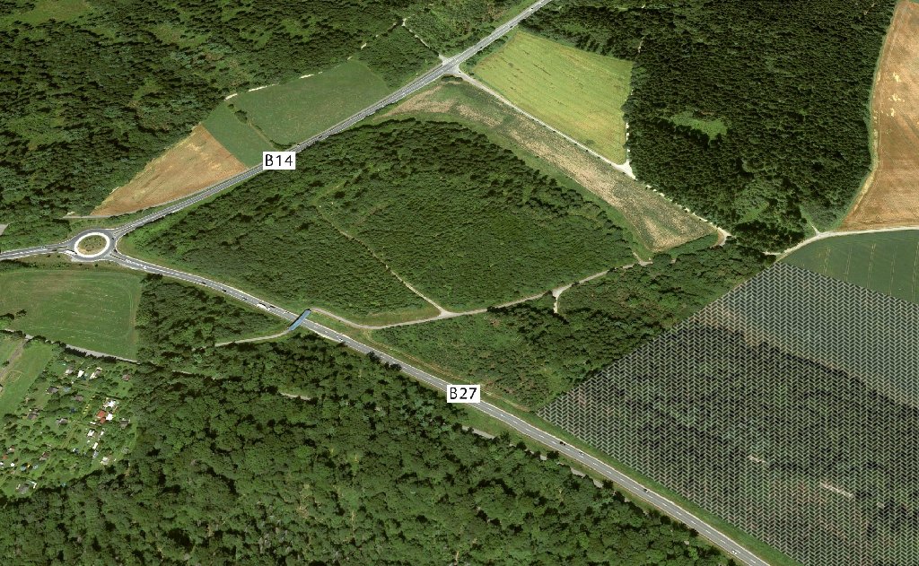 Kommt für das Gefängnis die Waldfläche in Frage, sehen die Freien Wähler Vorteile in der Erschließung von der B  27. Foto: Google Earth