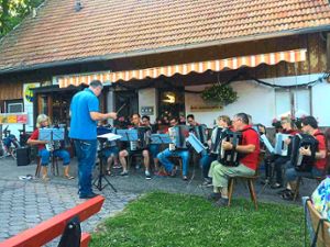 Die Musiker des Handharmonikaclubs sorgten für beschwingte Melodien im Freizeitpark. Foto: Anton Foto: Schwarzwälder Bote