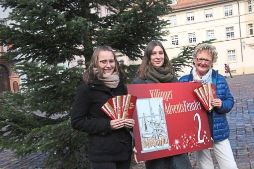 Sie haben alle 24 Villinger Adventsfenster wieder beisammen (von links): Simone Haug, Lisa Schöneck und Margot Schaumann.  Foto: Heinig Foto: Schwarzwälder Bote