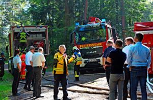 Mit schwerem Gerät rückten die Feuerwehren in den Wald. Foto: Baum