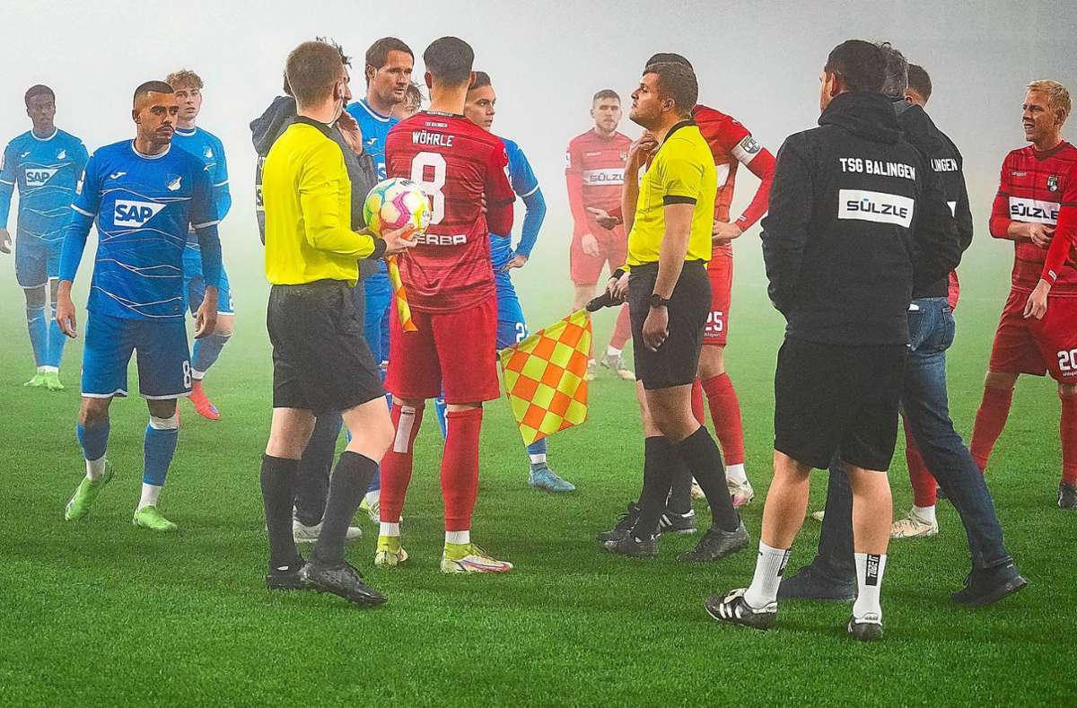Schiedsrichter Marcel Rühl erkärt den Spielern beider Teams den Spielabbruch. Foto: Eibner