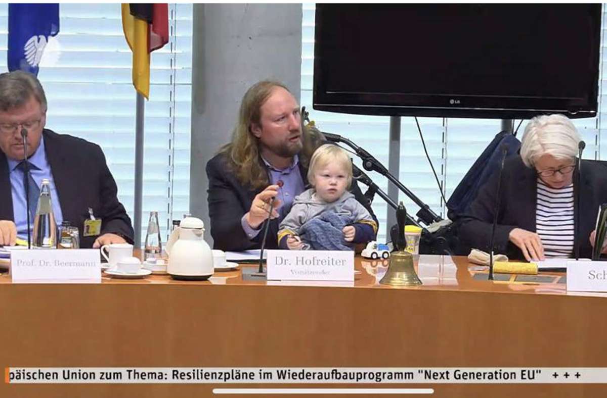 Der grüne Abgeordnete Toni Hofreiter nahm seinen Sohn mit in den EU-Ausschuss des Deutschen Bundestags. Foto: BundestagsTV