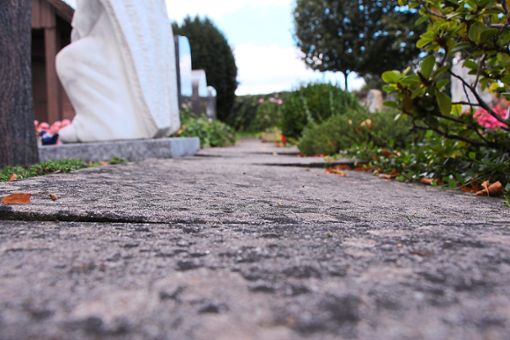 Bereits im September 2019 bildeten lose Steine gefährliche Stolperfallen auf dem Friedhof. (Archivfoto) Foto: Schwarzwälder Bote