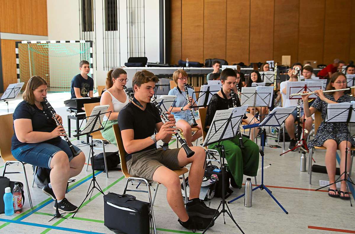 Trotz der hohen Temperaturen probte das Orchester in der Nagolder Stadthalle hoch motiviert. Foto: Pöndl