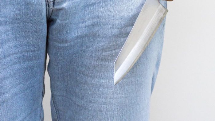 Mann bedroht Menschen mit Messer
