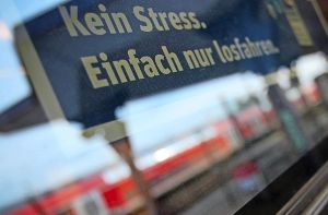 Schriftzug vor einem Zug der Deutschen Bahn im Bahnhof in Hanau Foto: dpa