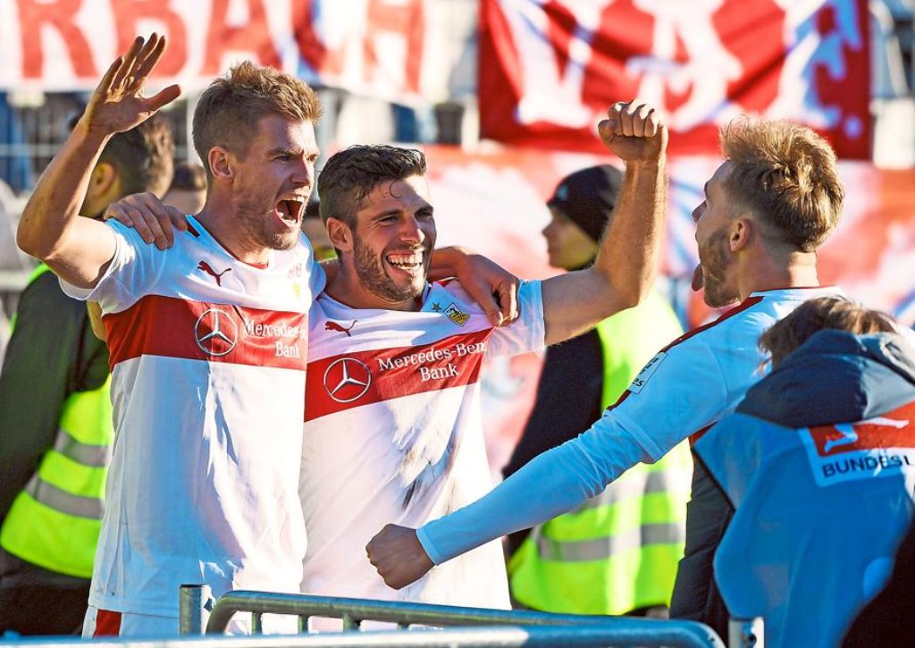 Geschafft: Die Stuttgarter (von links) Simon Terodde, Emiliano Insua und der Torschütze zum 3:1, Alexandru Maxim, bejubeln den Derbysieg.