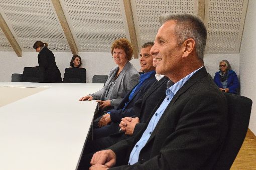 Catrin Hils, Michael Jojade und Hubert Kogel  (von links) warten auf die Verkündung des Wahlergebnisses.  Foto: Cools Foto: Schwarzwälder-Bote