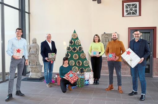 33 Weihnachtspakete für Kinder aus Nagold und Umgebung sind das Ergebnis der vierten gemeinsamen Weihnachtsbaumaktion Wünsch Dir was von Caritas und dem Nagolder Rathaus. Foto: Priestersbach