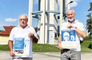 Von rechts: Peter Pawtowksi, erster Vorsitzender des Förderverein Benzinger Wasserturm, und sein Stellvertreter Ewald Hoffmann posieren vor dem Wasserturm. Foto: Hoffmann